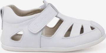Pisamonas - Sapato de primeiros passos em branco: frente