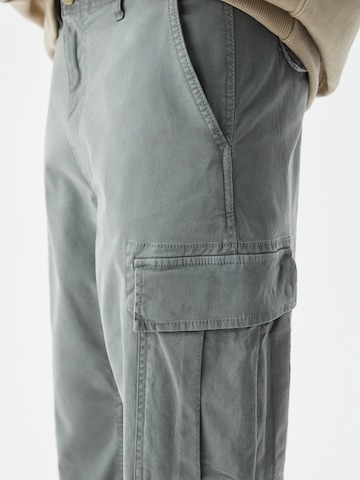Pull&Bear Regularen Kargo hlače | siva barva
