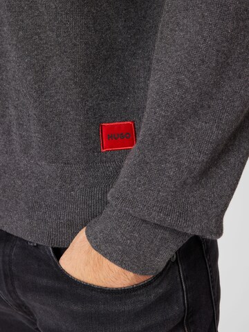 HUGO Red - Pullover 'Sweator' em cinzento