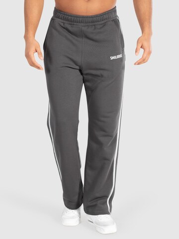 Loosefit Pantalon 'Tariq' Smilodox en gris : devant