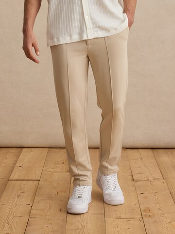 Regular Pantalon à plis 'Victor' DAN FOX APPAREL en beige : devant