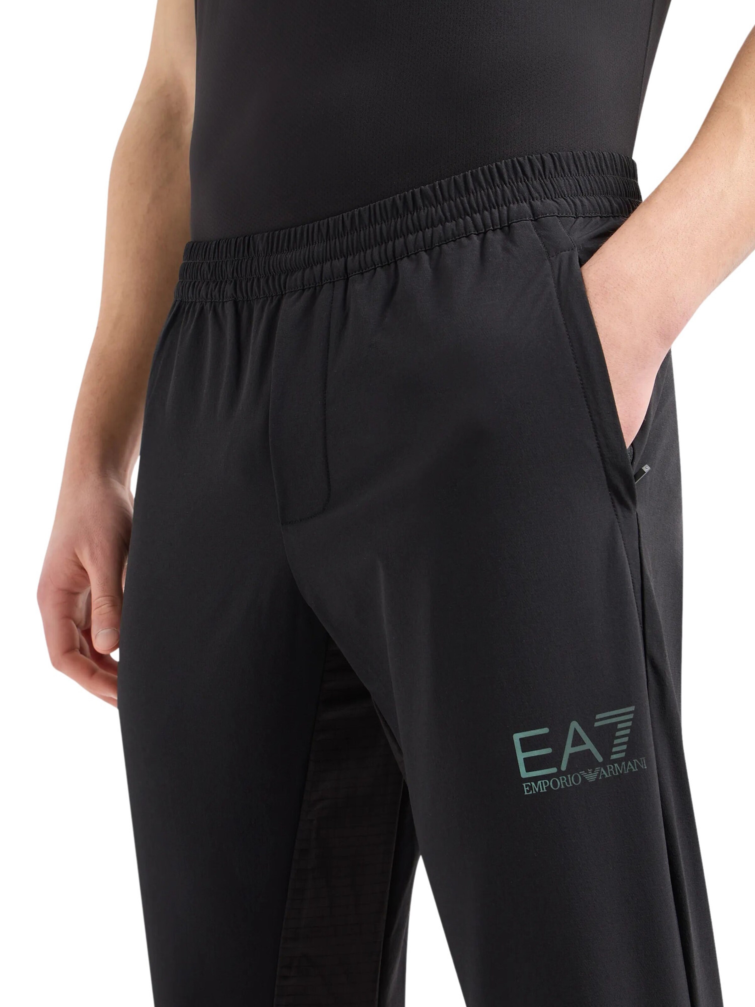 EA7 Emporio Armani Tapered Sportsbukser i sort