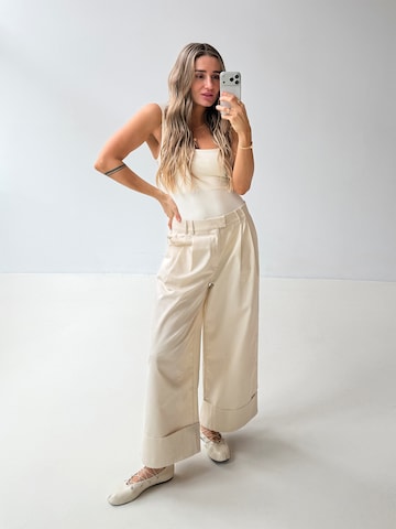 Tatiana Zidekova - Pierna ancha Pantalón plisado en blanco