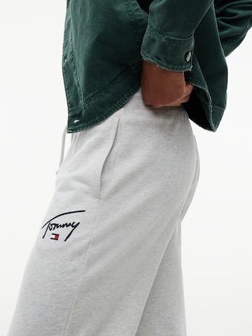 Tommy Jeans Tapered Nadrág 'SIGNATURE' - szürke