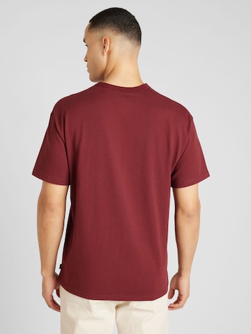 Nike Sportswear - Camisa 'Essential' em vermelho