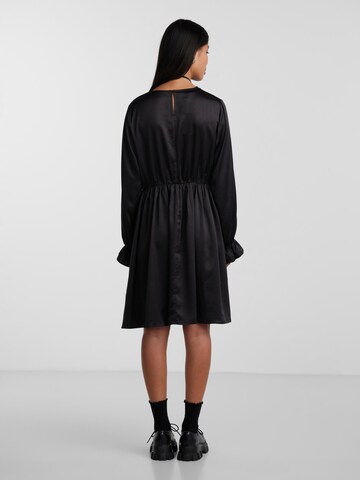 Robe de cocktail 'SLORE' PIECES en noir