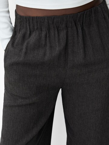 Bershka Szeroka nogawka Spodnie w kolorze szary