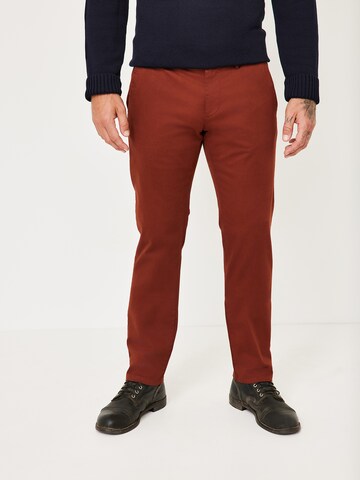 REDPOINT Slim fit Chino Pants in Brown: front