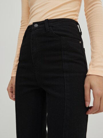 Flared Jeans 'Elaina' di EDITED in nero