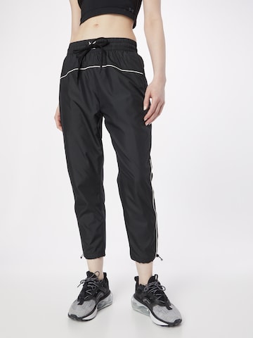Effilé Pantalon de sport UNDER ARMOUR en noir : devant