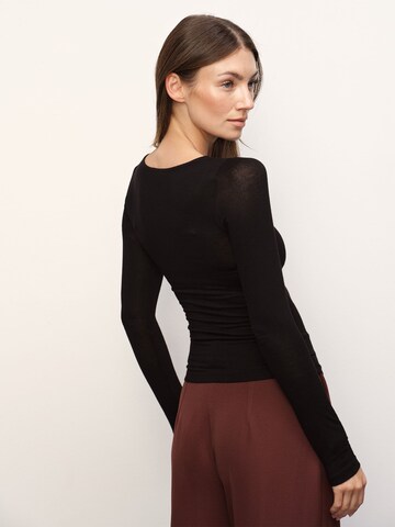 melns RÆRE by Lorena Rae T-Krekls