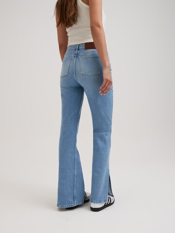 RÆRE by Lorena Rae Flared Jeans 'Tania Tall' in Blauw