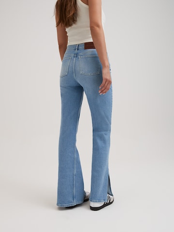 RÆRE by Lorena Rae Flared Jeans 'Tania Tall' in Blue