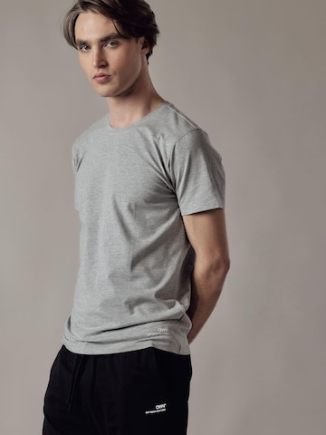 T-Shirt 'T-Shirt Girocollo Elasticizzata' OWN Off With Nature en gris