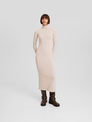 Bershka Gebreide jurk in Beige: voorkant