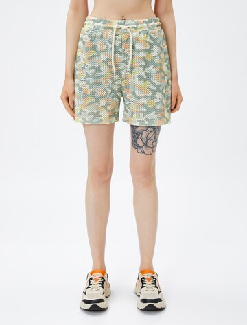 Koton Regular Shorts in Grün: Vorderseite