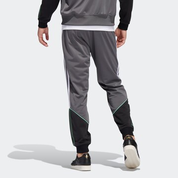 pilka ADIDAS ORIGINALS Siaurėjantis Kelnės 'Tricot Sst'