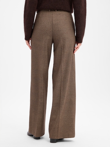 Marie Lund Flared Pleat-front trousers in Brown