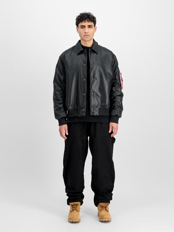 ALPHA INDUSTRIES Демисезонная куртка в Черный