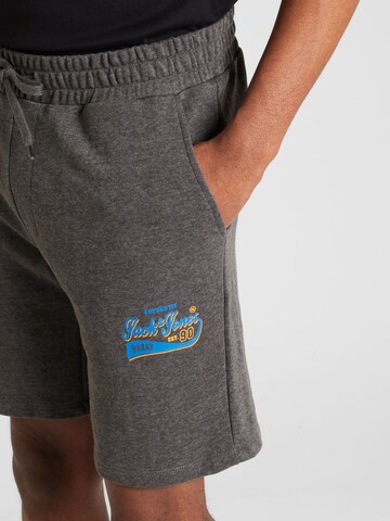 JACK & JONES Regular Shorts in Grau