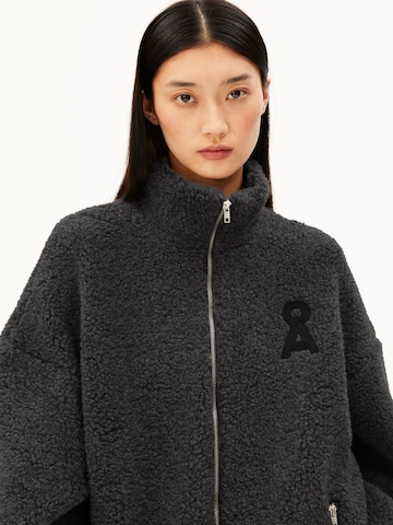 ARMEDANGELS Fleece jas in Grijs: voorkant