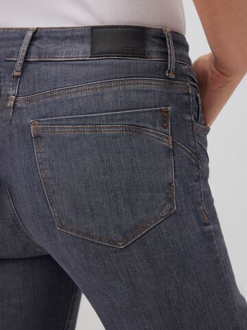 Mavi Slimfit Jeans 'Kendra' in Grau
