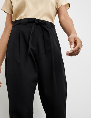 TAIFUN Normální Kalhoty se sklady v pase – černá