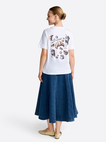 Tricou de la Rich & Royal pe alb