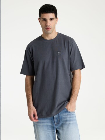 T-Shirt CHASIN' en gris : devant