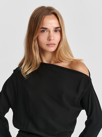 Rochie de la TATUUM pe negru