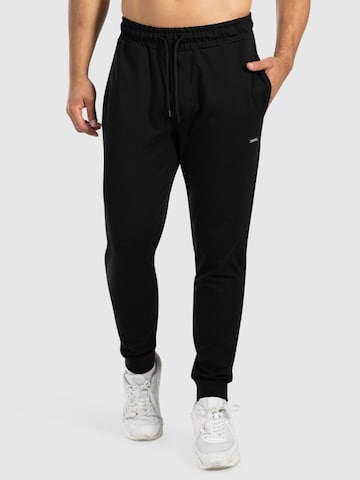 Smilodox Tapered Sporthose 'Nilo' in Schwarz: Vorderseite