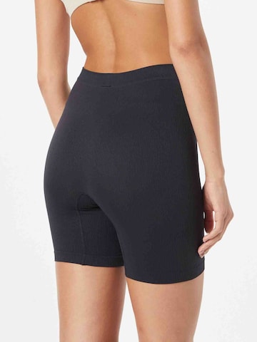 Pantaloni modelatori de la Lindex pe negru