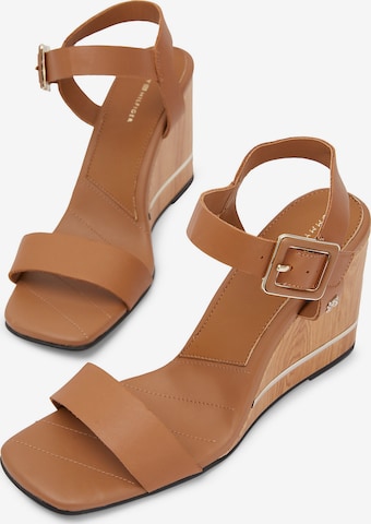 TOMMY HILFIGER Sandal in Brown