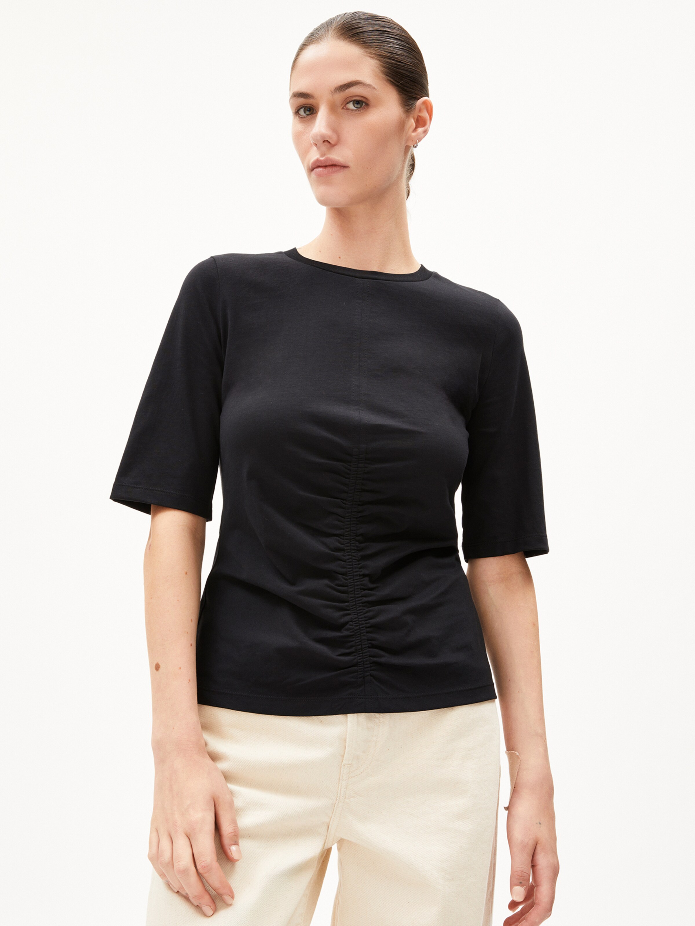 T-shirt ARMEDANGELS en noir : devant