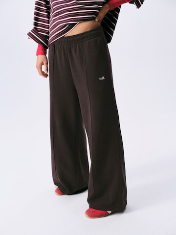 self. Wide Leg Jogginghose in Braun