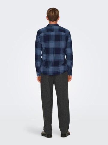 Coupe slim Chemise 'ONSGUDMUND' Only & Sons en bleu