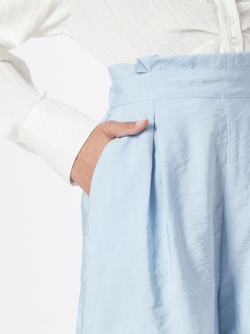 SISTERS POINT Zvonové kalhoty Kalhoty se sklady v pase 'ELLA' – modrá