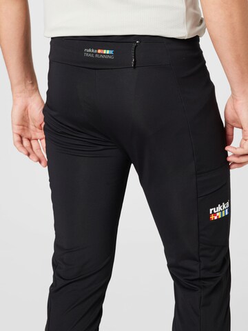 Skinny Pantalon de sport 'MUSSALO' Rukka en noir