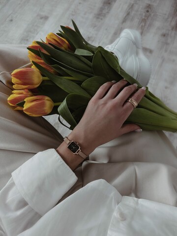 Daniel Wellington Аналогов часовник в злато