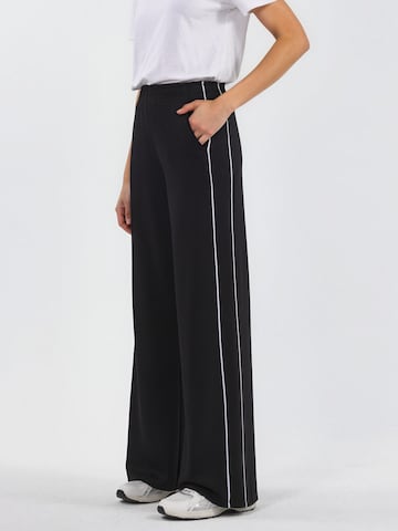 Wide leg Pantaloni di Hiccup in nero: frontale