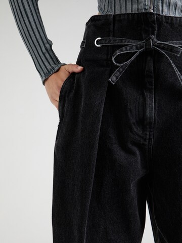 Tapered Pantaloni cu cute 'ORIGAMI' de la 3.1 Phillip Lim pe negru
