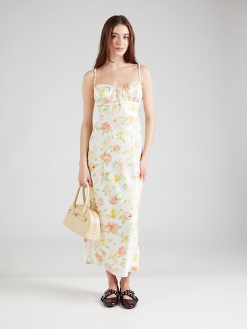 Rochie de vară de la Gina Tricot pe bej: față