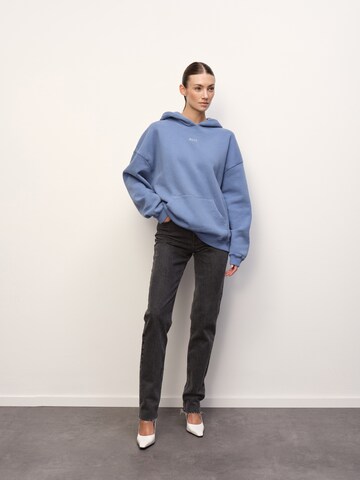 Sweat-shirt 'Zoey' RÆRE by Lorena Rae en bleu