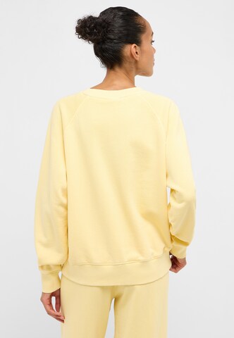 MUSTANG Sweatshirt 'Style Mala' in Gelb