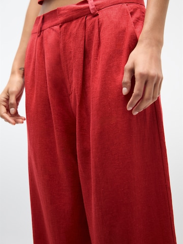 Pull&Bear Voľný strih Plisované nohavice - Červená