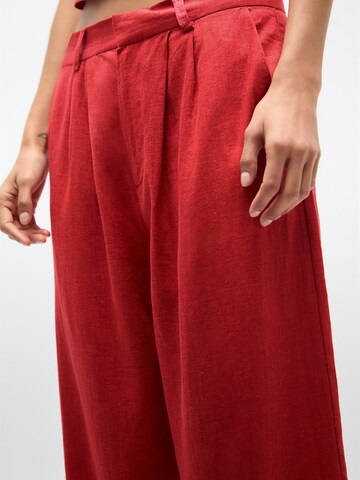 Loosefit Pantalon à pince Pull&Bear en rouge