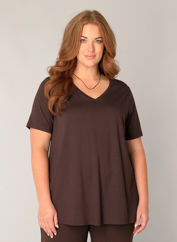 BASE LEVEL CURVY T-Shirt in Braun: Vorderseite