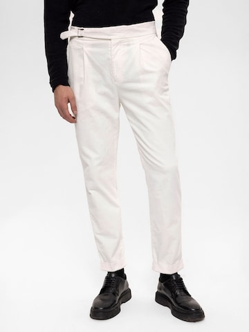 Antioch Slimfit Kalhoty se sklady v pase – bílá: přední strana