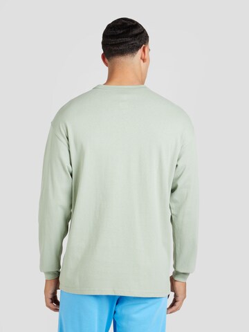 Nike Sportswear - Camiseta 'Premium Essentials' en verde