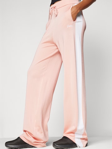 Wide leg Pantaloni di GUESS in rosa